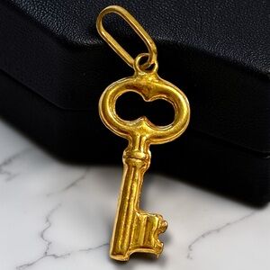 Beautiful Vintage 18k 750 Yellow Gold Small KEY Charm Pendant
